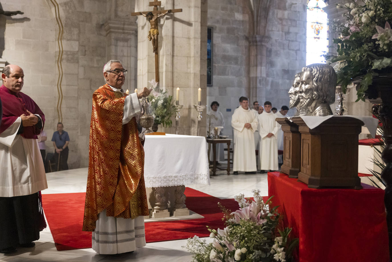 San Emeterio y San Celedonio eran dos hermanos de Calahorra (La Rioja) que habían servido en las legiones romanas pero profesaron su fe cristiana en la época del emperador Diocleciano. Esto supuso que fueran perseguidos, martirizados y decapitados. La tradición cuenta que sus cabezas fueron arrojadas al río Ebro en una cesta y recorrieron todo el litoral de la Península Ibérica hasta llegar al Cantábrico y enfilar la Bahía de Santander. 