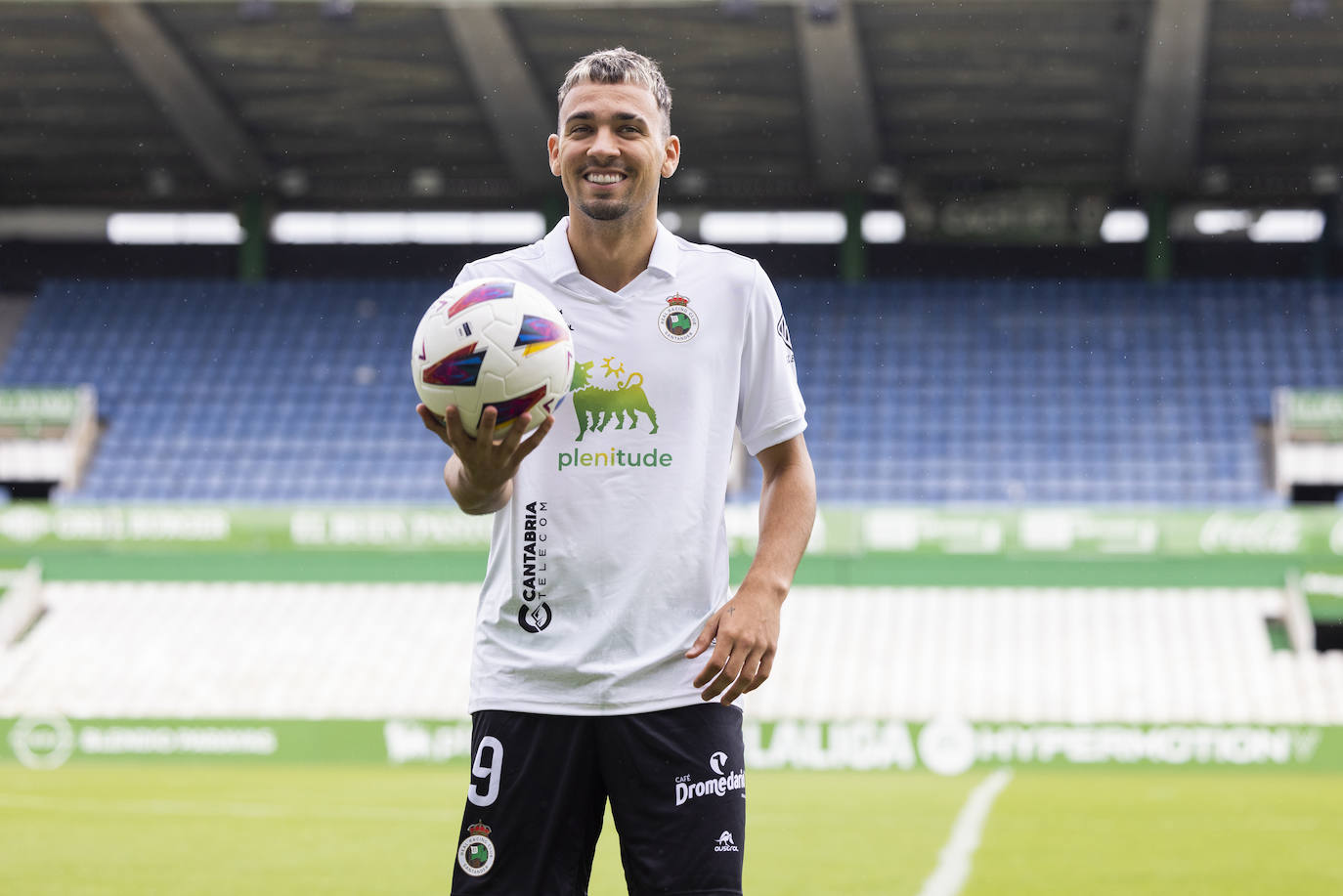 El delantero ha estado entrenando con el Eibar, desde donde llega cedido hasta el 30 de junio, con lo que se siente preparado para saltar al césped este mismo sábado en el Martínez Valero ante el Elche, si José Alberto se lo pide. «No me he perdido ninguna sesión con el Eibar por lo que estoy a total disposición del míster si me necesita en el próximo partido», avisa.