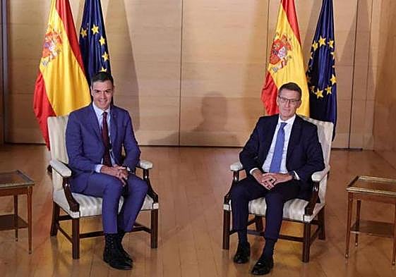 Pedro Sánchez y Alberto Núñez Feijóo, esta mañana en el Congreso al inicio de la reunión.