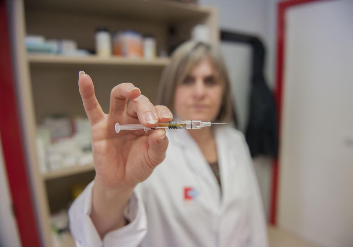 Una enfermera del Servicio Cántabro de Salud muestra una inyección de la vacuna antigripal, durante la pasada campaña.