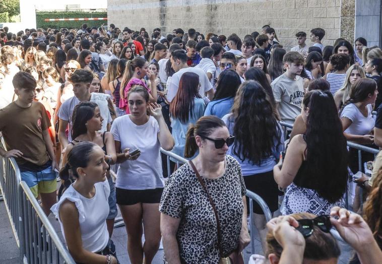 Cola a la entrada del centro comercial Peñacastillo para recoger la pulsera de acceso al festival.