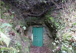 Accesos a la cueva del Juyo en Igollo de Camargo.