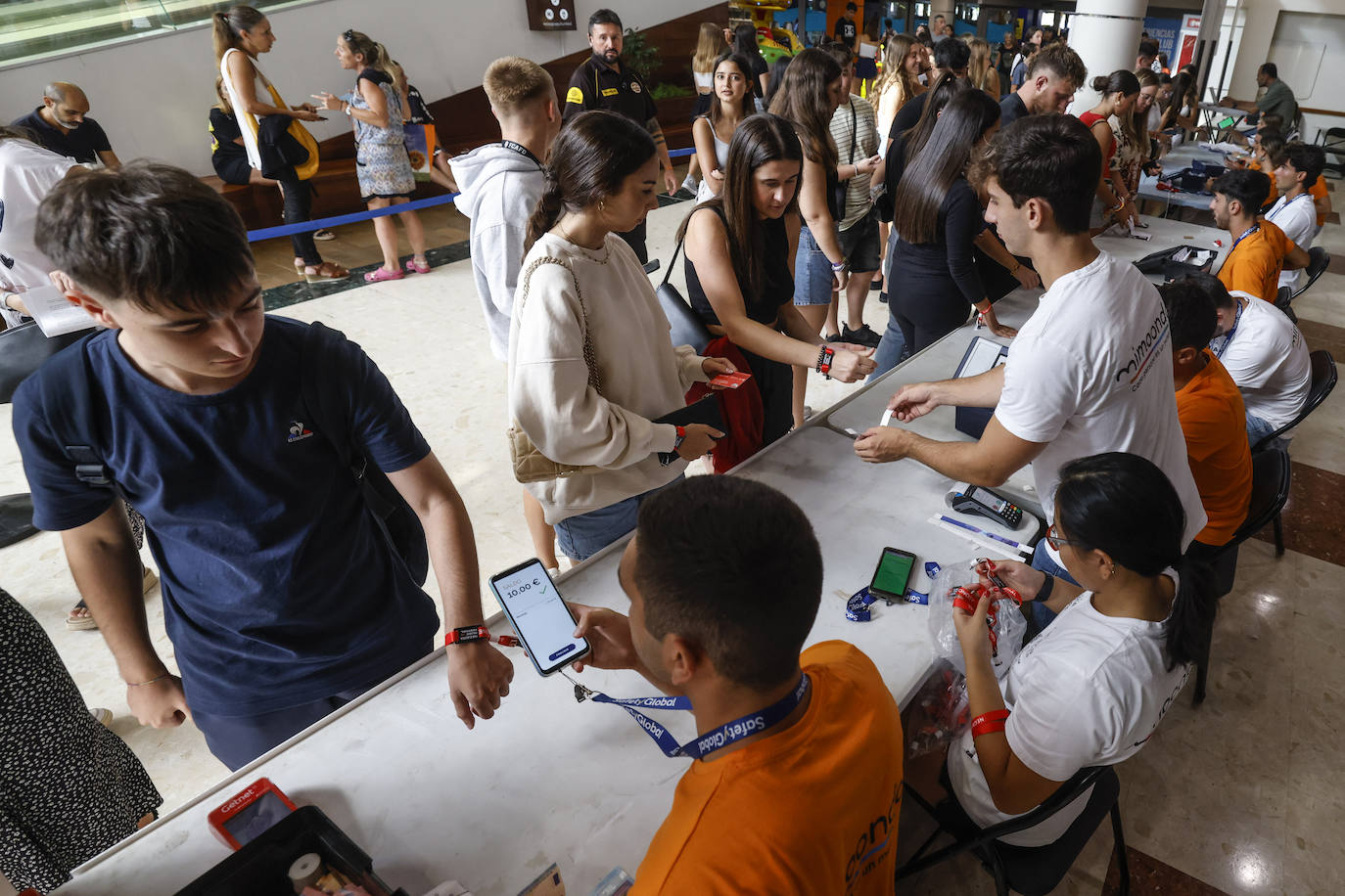 Los jóvenes acudían a la entrada del Centro Comercial para recoger su pulsera de entrada