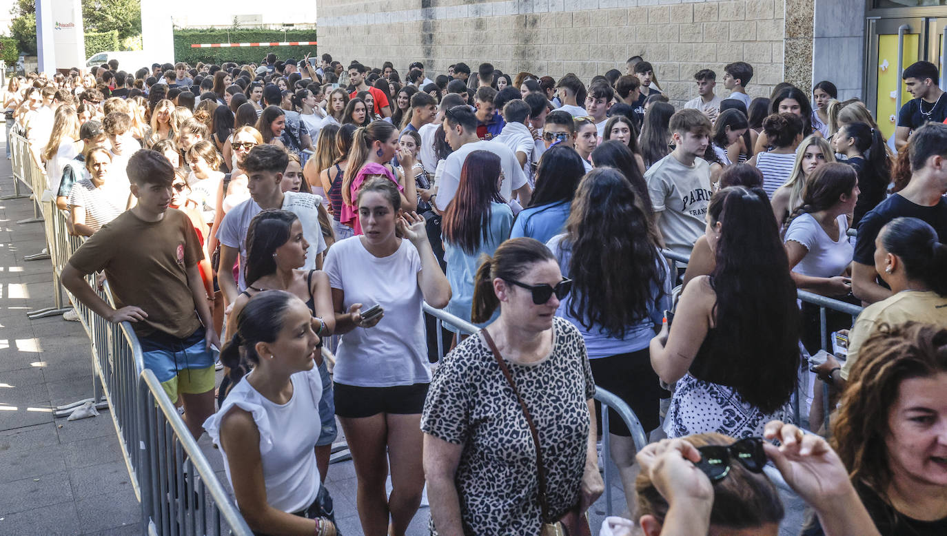 El exceso de personas obligó a habilitar nuevas vallas para organizar el acceso al punto de recogida