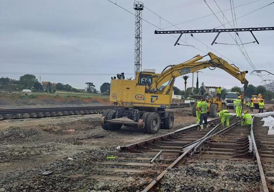 Operarios trabajando en las obras de duplicación de la vía en el acceso al Puerto de Santander.