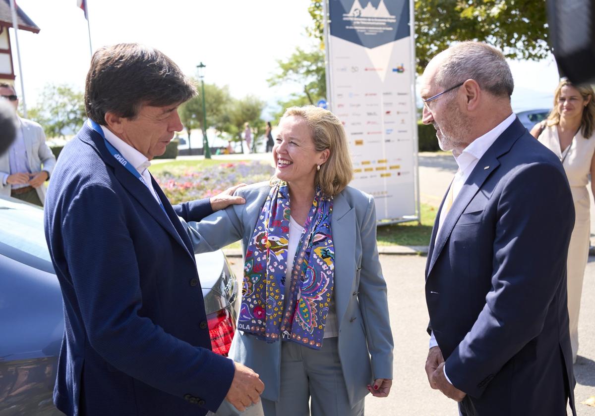 El rector de la UIMP, Carlos Andradas, y la vicepresidenta Nadia Calviño se saludan en presencia de Pedro Mier, presidente de Ametic.