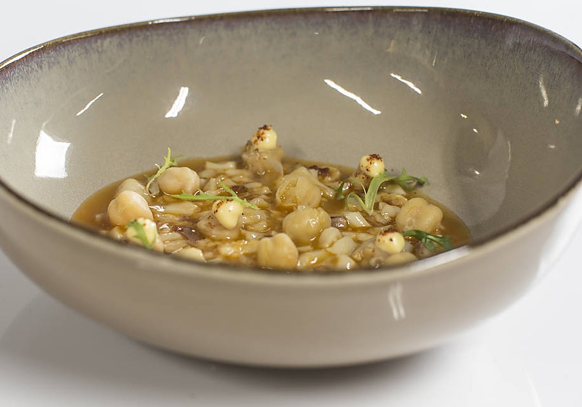 Un guiso meloso de calles de bacalao con garbanzos que firma Ignacio Solana.