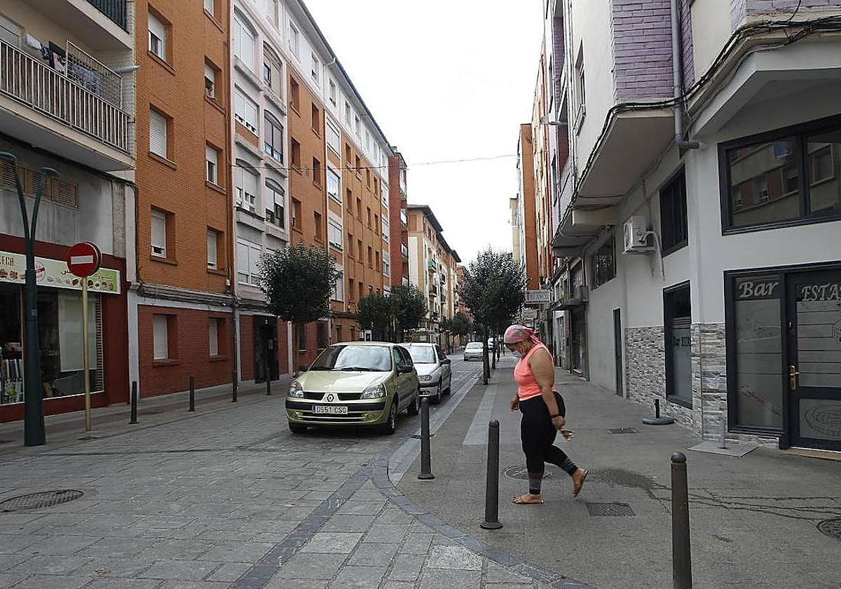 Una vecina en el barrio de La Inmobiliaria de Torrelavega.