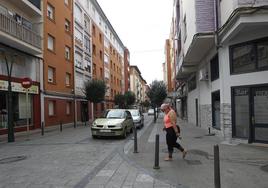 Una vecina en el barrio de La Inmobiliaria de Torrelavega.