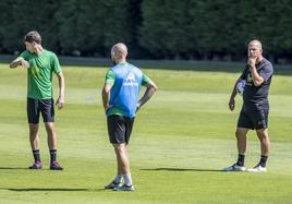 José Alberto, durante un entrenamiento en La Albericia, junto a Iván Morante y Ekain.