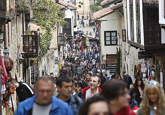 Santillana del Mar es uno de los grandes reclamos del turismo cántabro, una circunstancia que provoca que en ocasiones llegue a masificarse por la afluencia de miles de visitantes.