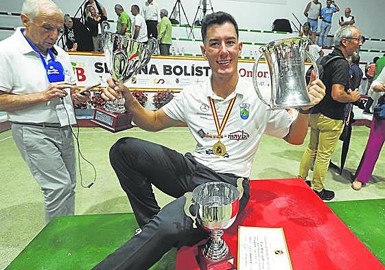 Víctor González celebra la consecución de su cuarto título nacional, el tercero consecutivo, al derrotar en la final a Óscar González.
