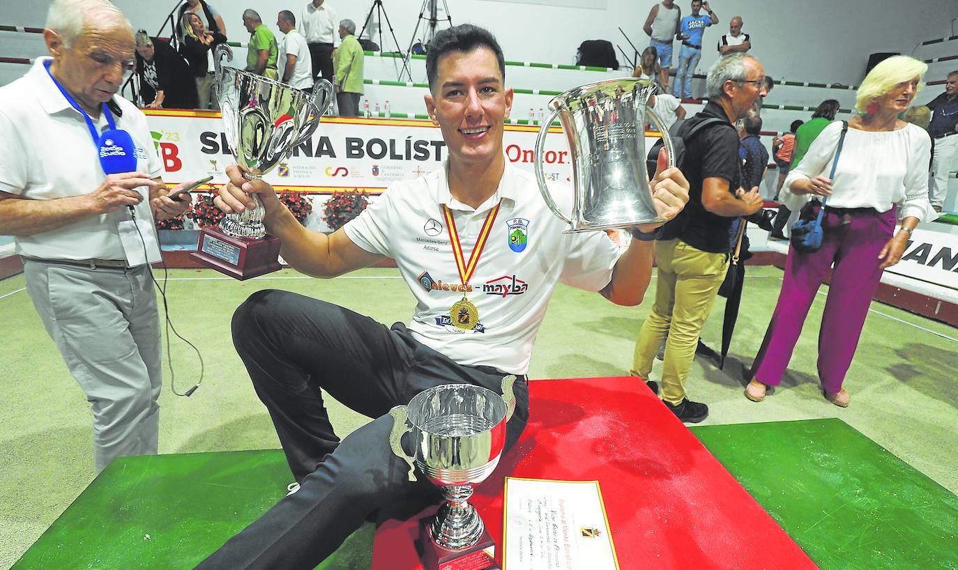 Víctor González celebra la consecución de su cuarto título nacional, el tercero consecutivo, al derrotar en la final a Óscar González.