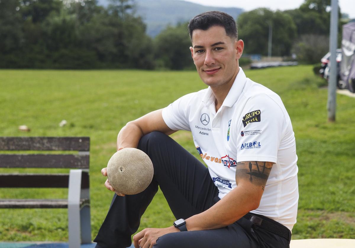 Víctor González, cuatro veces campeón de España de bolos, ayer en la bolera de Entrambasaguas.