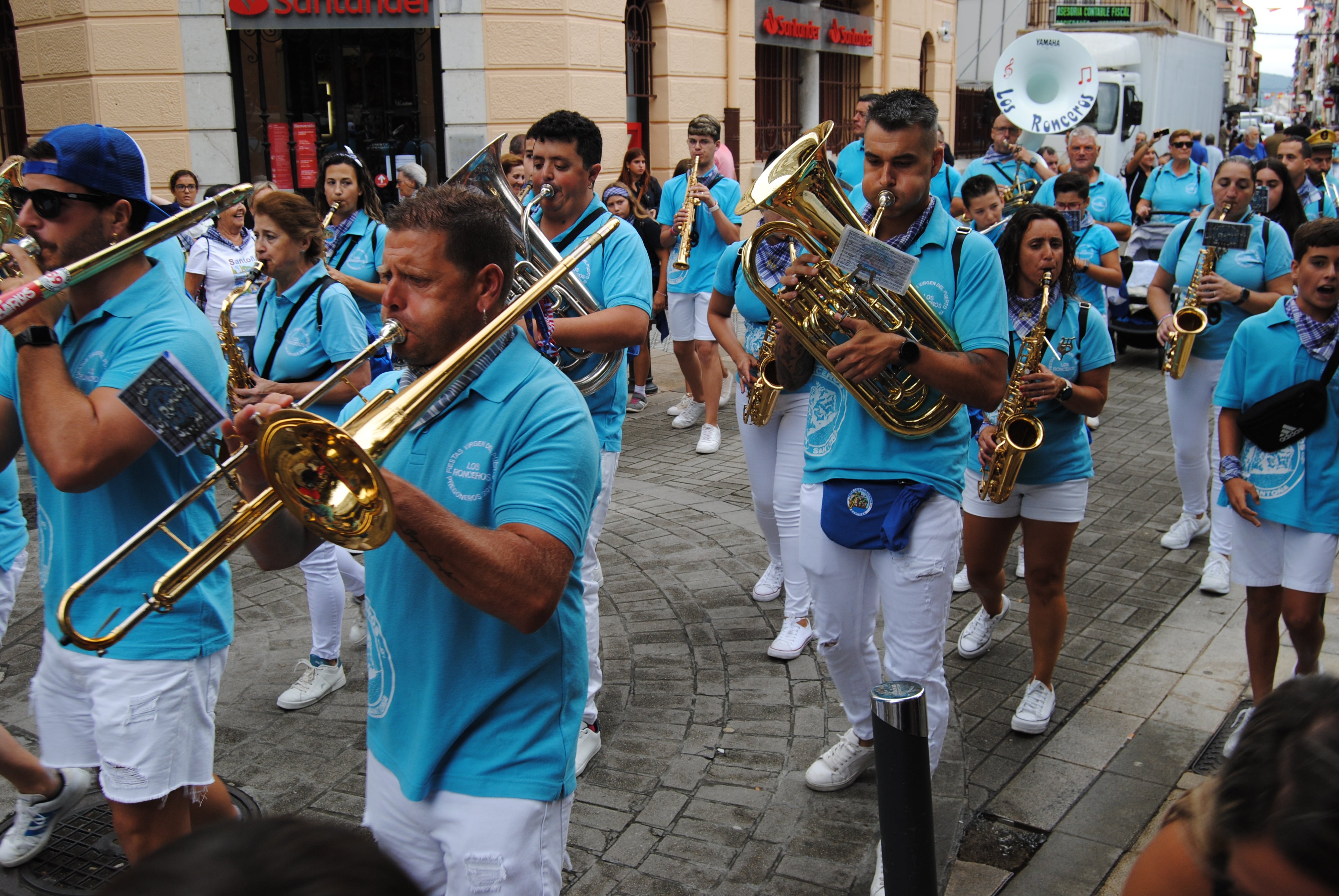 La charanga Los Roncero no ha fallado a la cita inaugural haciendo sonar su música por las calles de la villa.