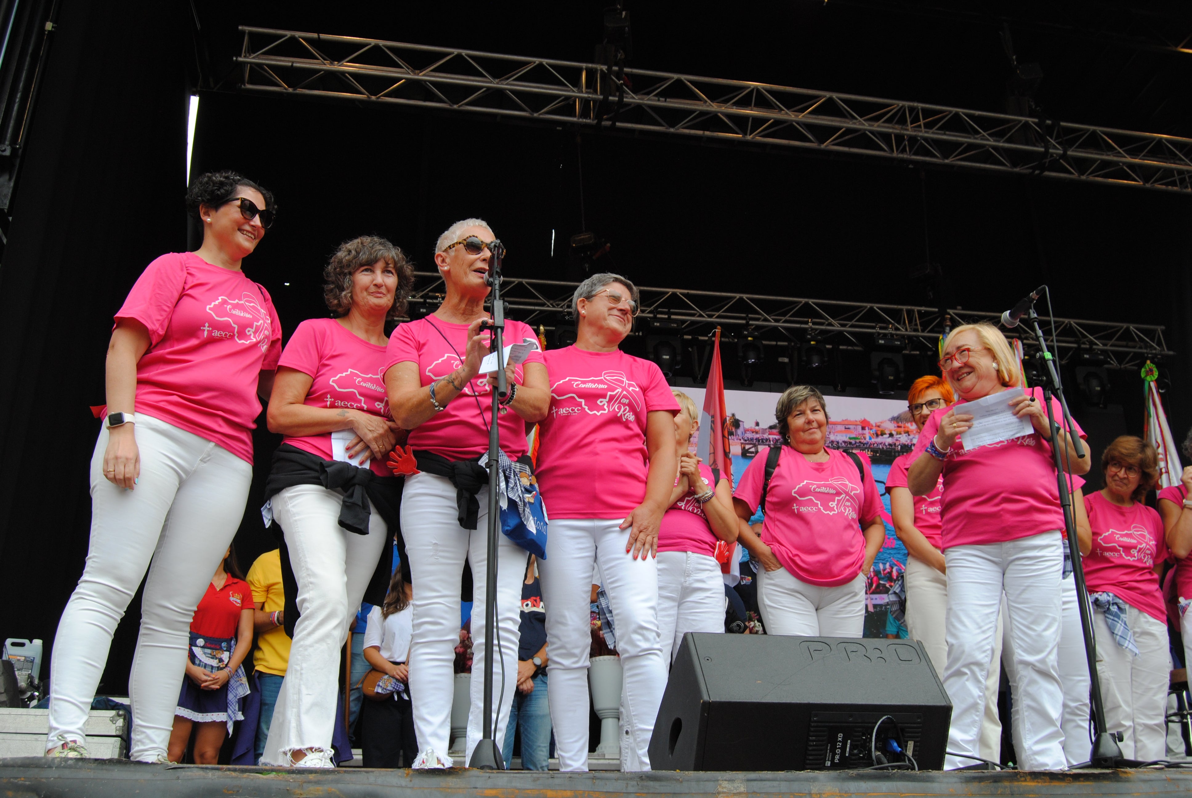 Varias de las integrantes toman la palabra para agradecer el apoyo del pueblo de Santoña.