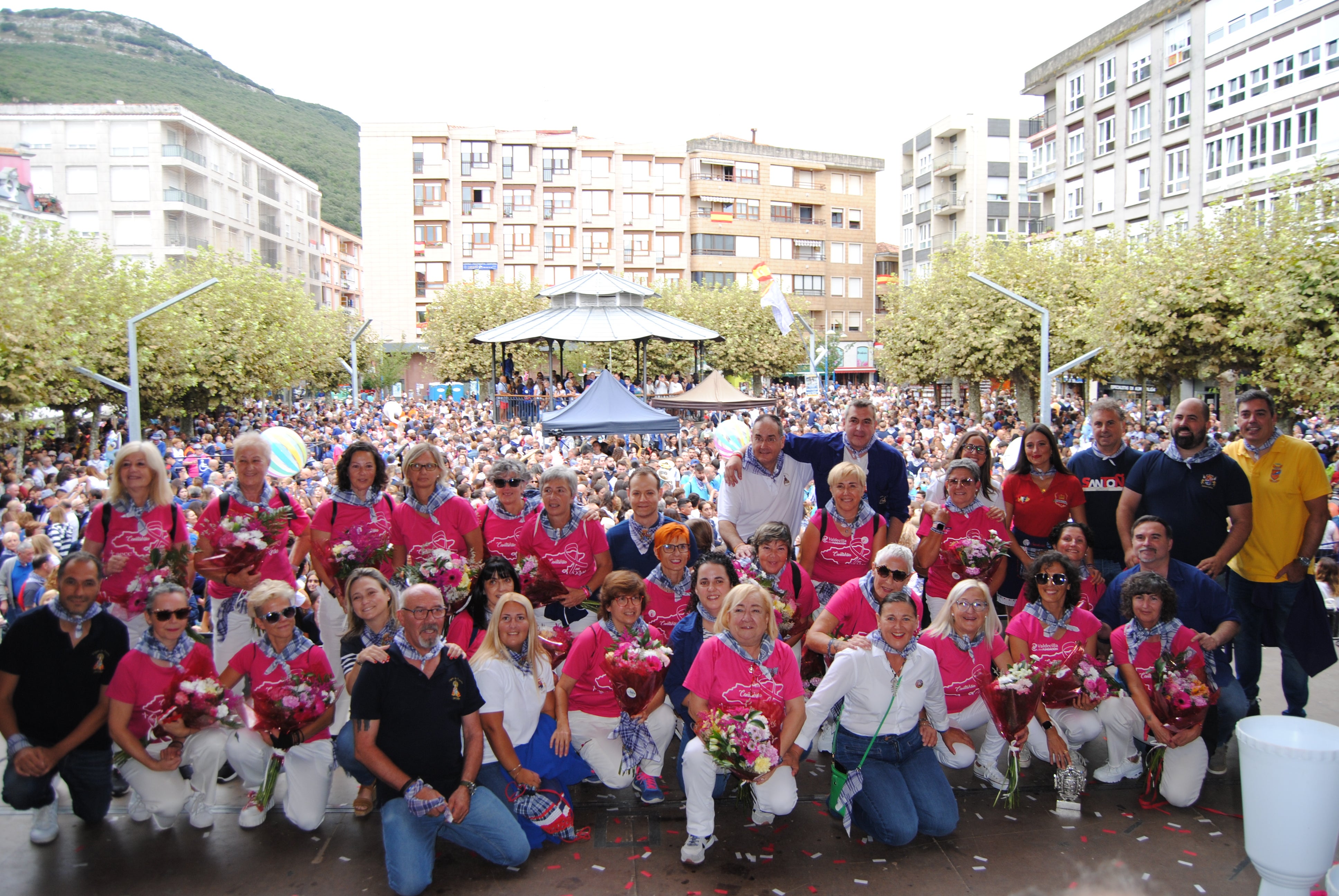 Las mujeres de Cantabria en Rosa, junto a las autoridades locales, con una abarrotada plaza de San Antonio como telón de fondo.