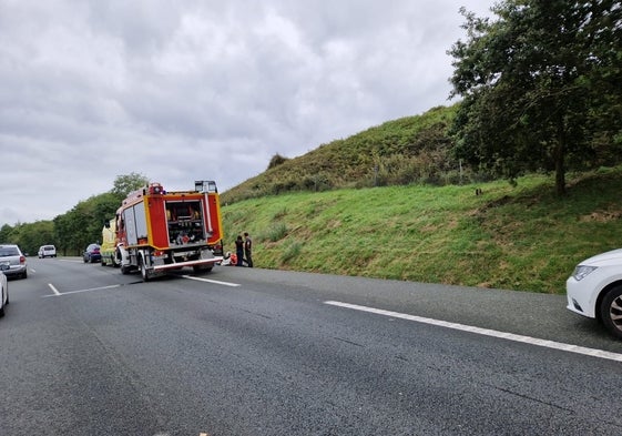 Un coche ha volcado a la altura de Gornazo en la A-67 dirección a Santander.