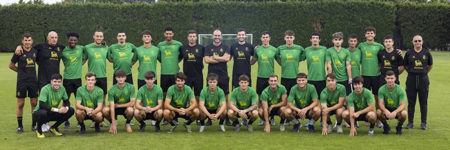 Plantilla y cuerpo técnico del Rayo Cantabria posan en las Instalaciones Nando Yosu.