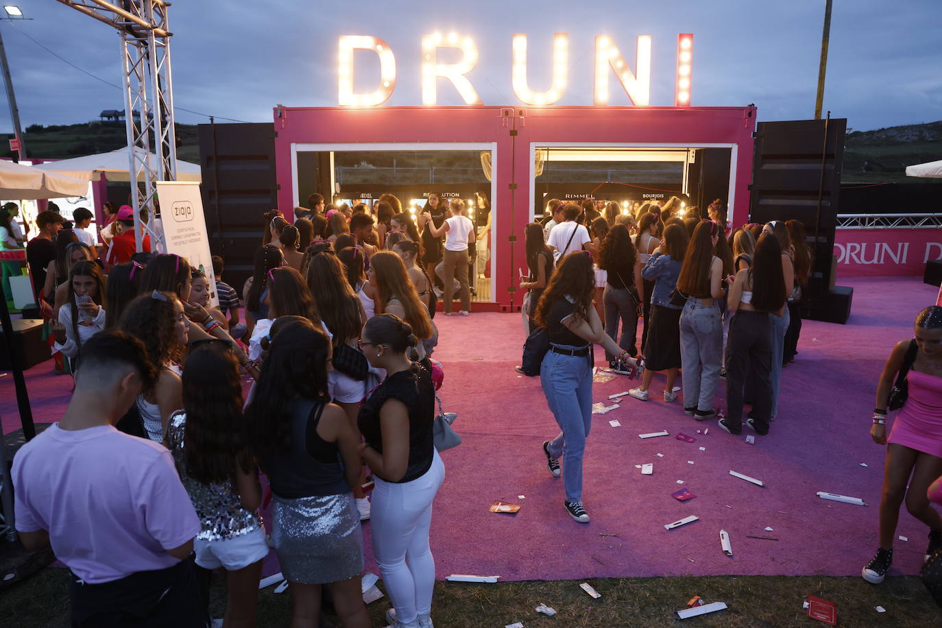 Colas de jóvenes que aguardaron para recibir su maquillaje festivo.