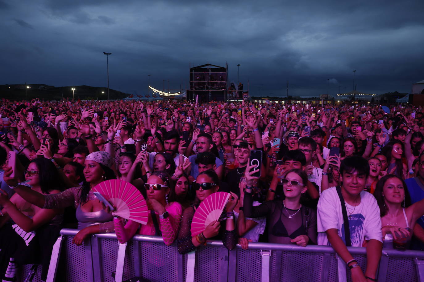 Abanico y gafas, imprescindibles para aguantar horas y horas en la primera fila del festival.