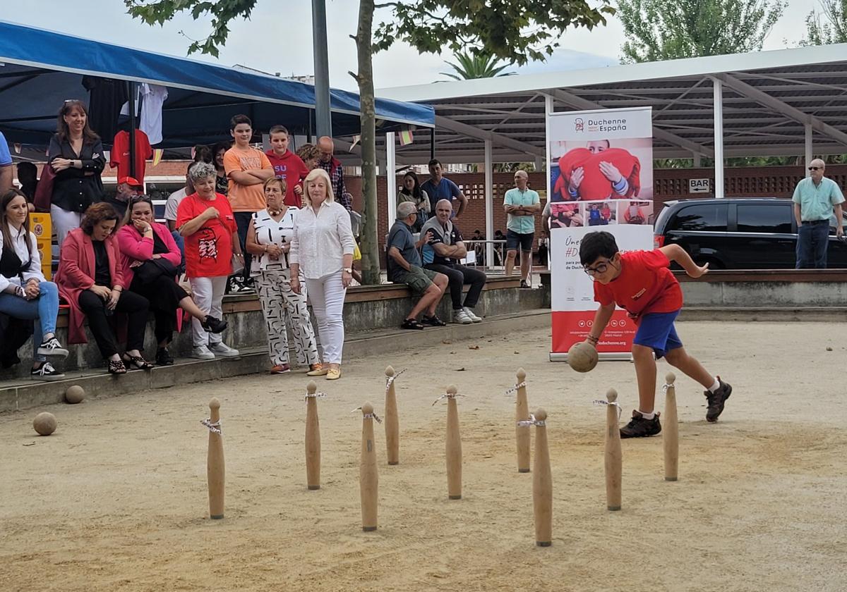 Un niño hace la tirada de birle solidario.