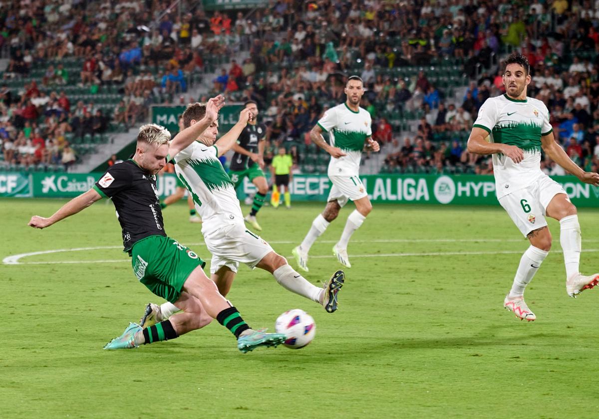 Peque remata a portería en un lance de la segunda parte del partido frente al Elche.