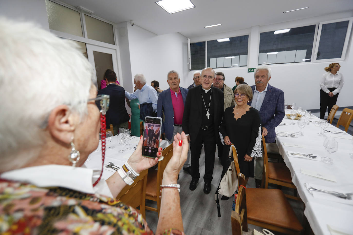 Un grupo de amigos se hacen una fotografía con Carlos Osoro.