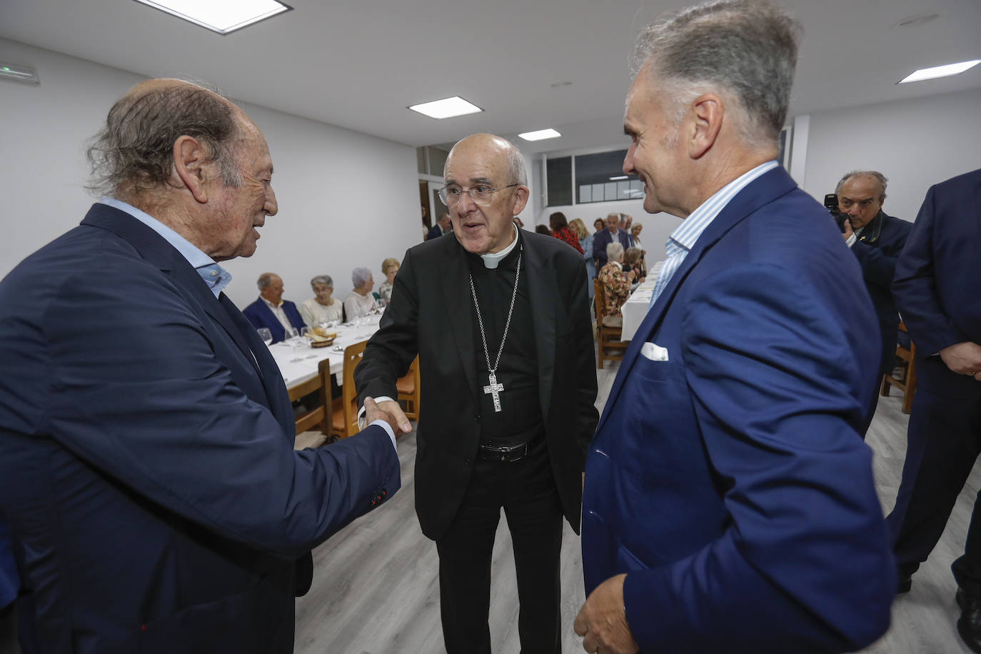 Julio Rama, articulista de El Diario Montañés, estrecha la mano de Carlos Osoro.