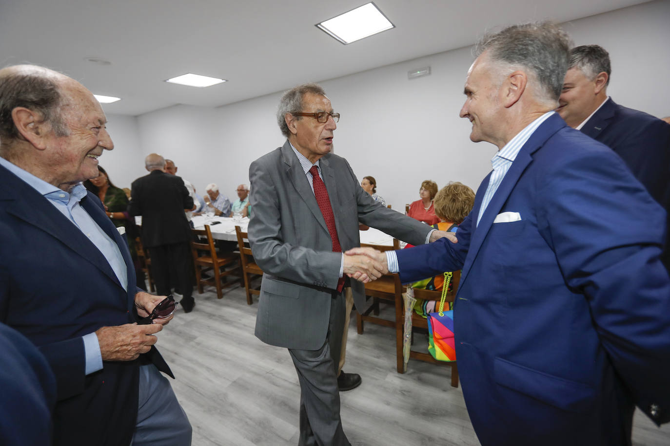 Manuel Ángel Castañeda, exdirector de El Diario Montañés, da la mano a Ángel Santiago, fiscal antidroga de Cantabria y presidente del Club La Tenida.