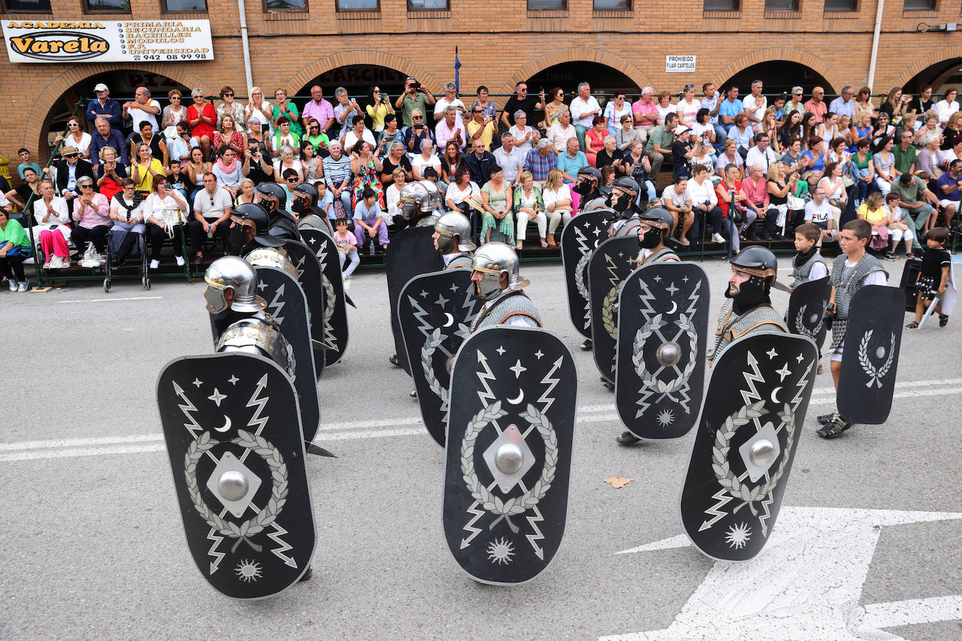 Una de las legiones romanas perfectamente alineada para que el público disfrute del vestuario y los complementos, una parte importante de esta fiesta de recreación histórica.