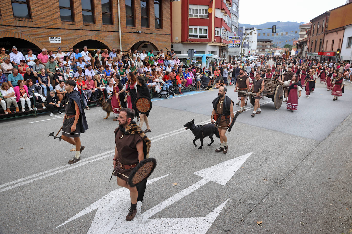 Una de las tribus cántabras con un perro que también participaron en el gran desfile general de tropas y legiones por la Avenida de Cantabria.