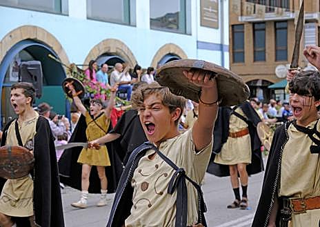 Imagen secundaria 1 - Desfile por las calles de Los Corrales.