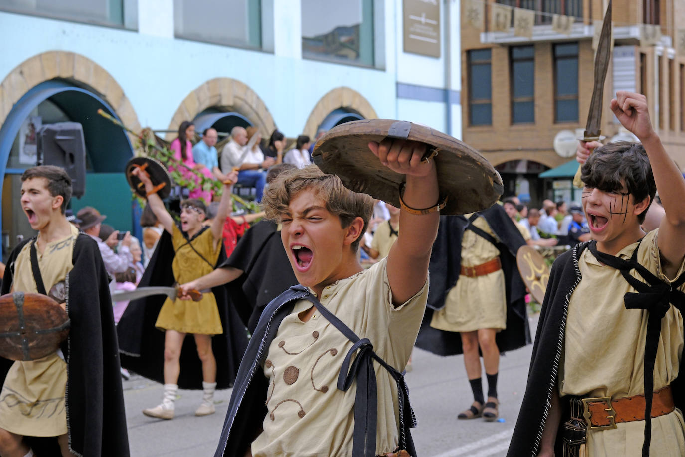 Los festeros más jóvenes se divirtieron mucho con el desfile y su papel protagonista.