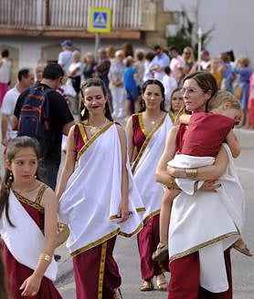Imagen secundaria 2 - Desfile por las calles de Los Corrales.