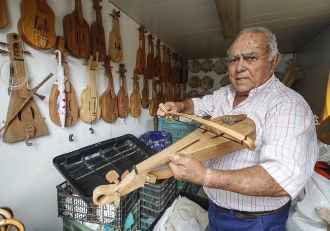 Atanasio Gallego posa en su taller lleno de rabeles.