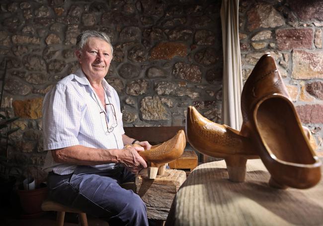 Pedro González, con unas de sus albarcas.