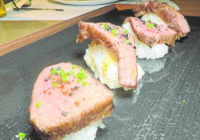 Nigiri de presa ibérica a la parrilla.