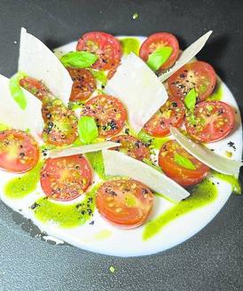 Imagen secundaria 2 - Arriba, arroz abanda con carpaccio de gambas. Abajo, gildas de atún rojo y anchoa; y ensalada de tomate cherry. 