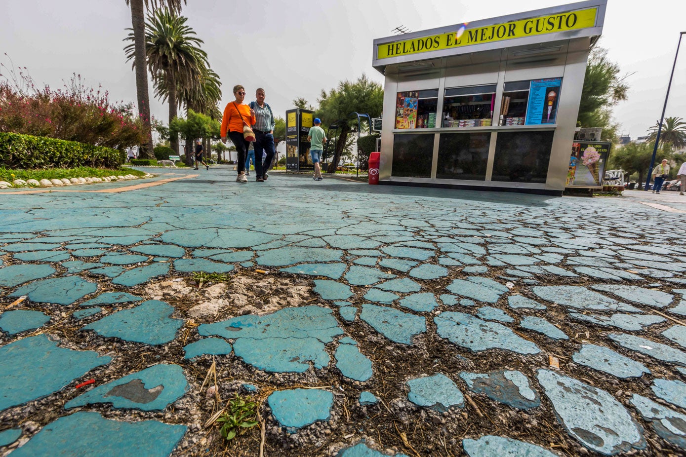 El suelo ya no mantiene el intenso azul de sus orígenes