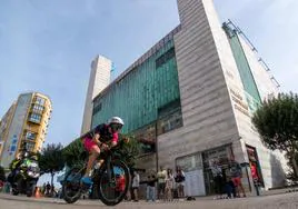 Imagen de la pasada edición del triatlón a su paso por el Palacio de Festivales de Santander