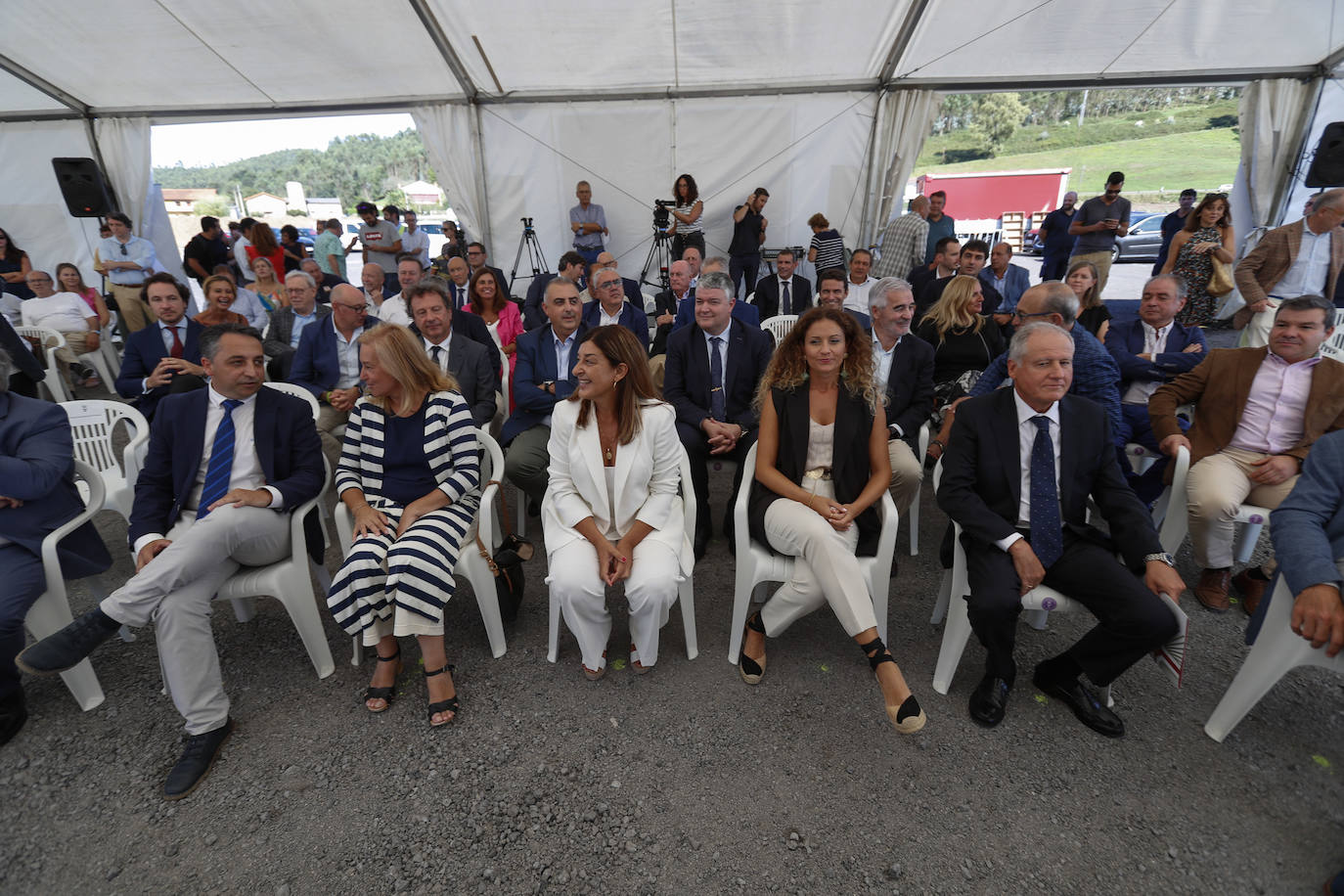 La jefa del Ejecutivo, en el centro. A su izquierda en la foto el alcalde Caramés y la presidenta del Parlamento, María José González Revuelta. Al lado contrario la delegada del Gobierno, Ainoa Quiñones, y el consejero Arasti.