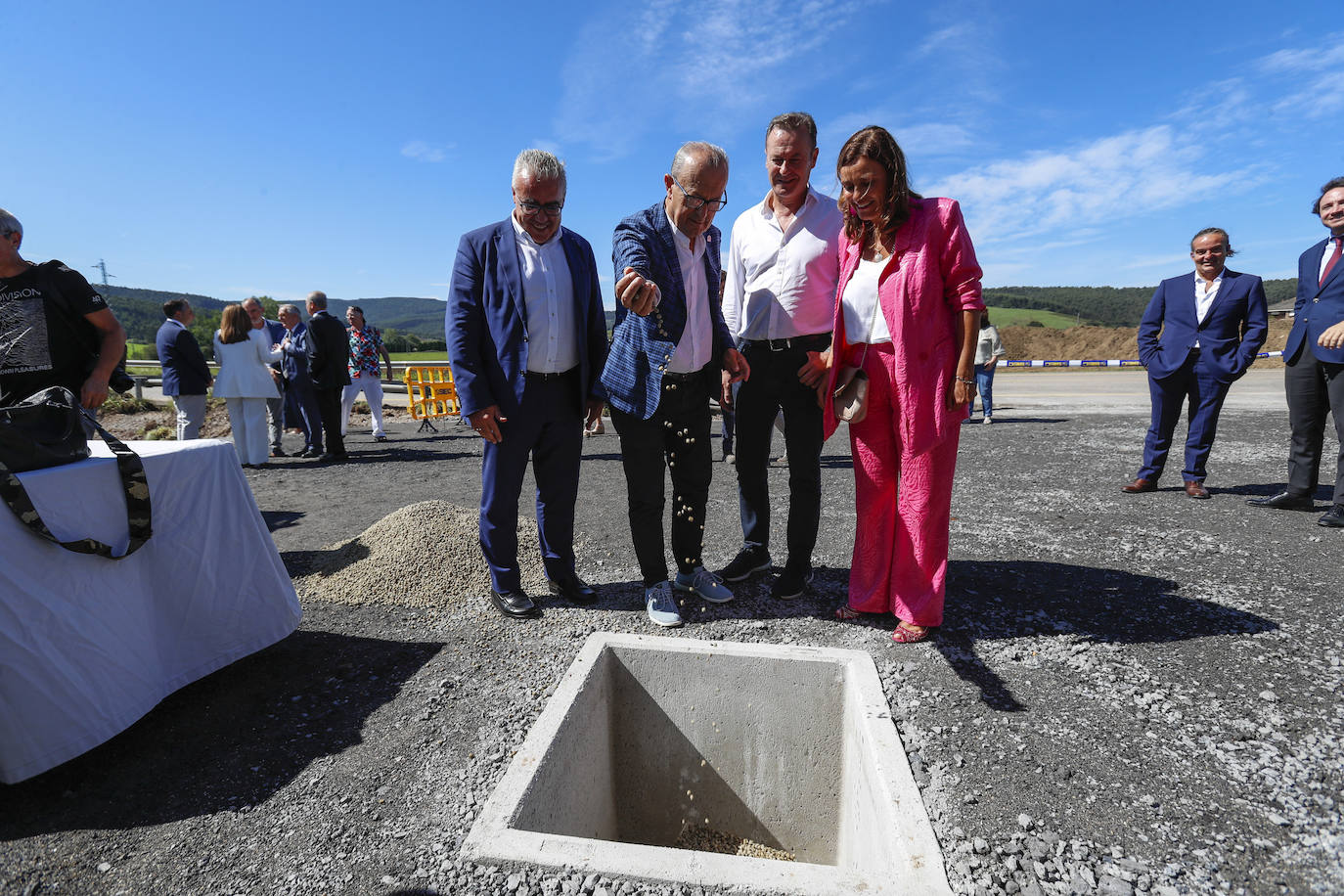 El exconsejero Marcano, uno de los impulsores del proyecto desde Industria, echa tierra sobre la primera piedra de la obra en compañía de los regionalistas Pedro Hernando, Guillermo Blanco y Paula Fernández.