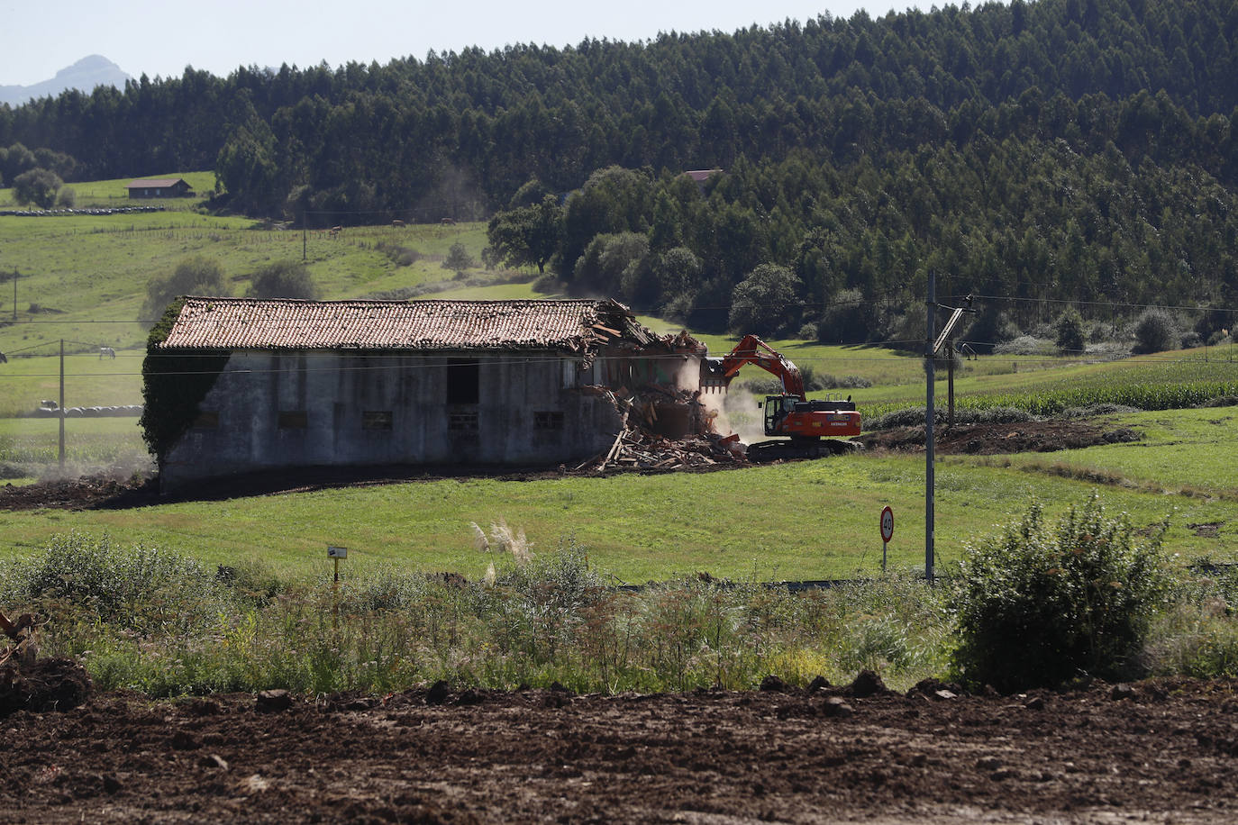 Una pala echó abajo una vieja vivienda expropiada para la creación del centro logístico.