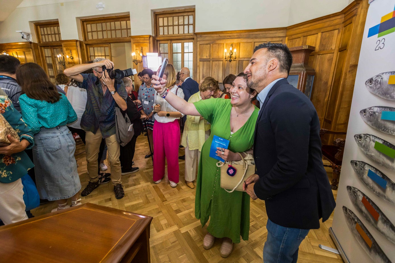 Una seguidora de Amenábar se hizo un selfie con él, una vez finalizado el acto de entrega de la medalla.