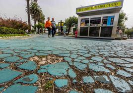 Los Jardines de Piquío tienen el pavimento muy agrietado