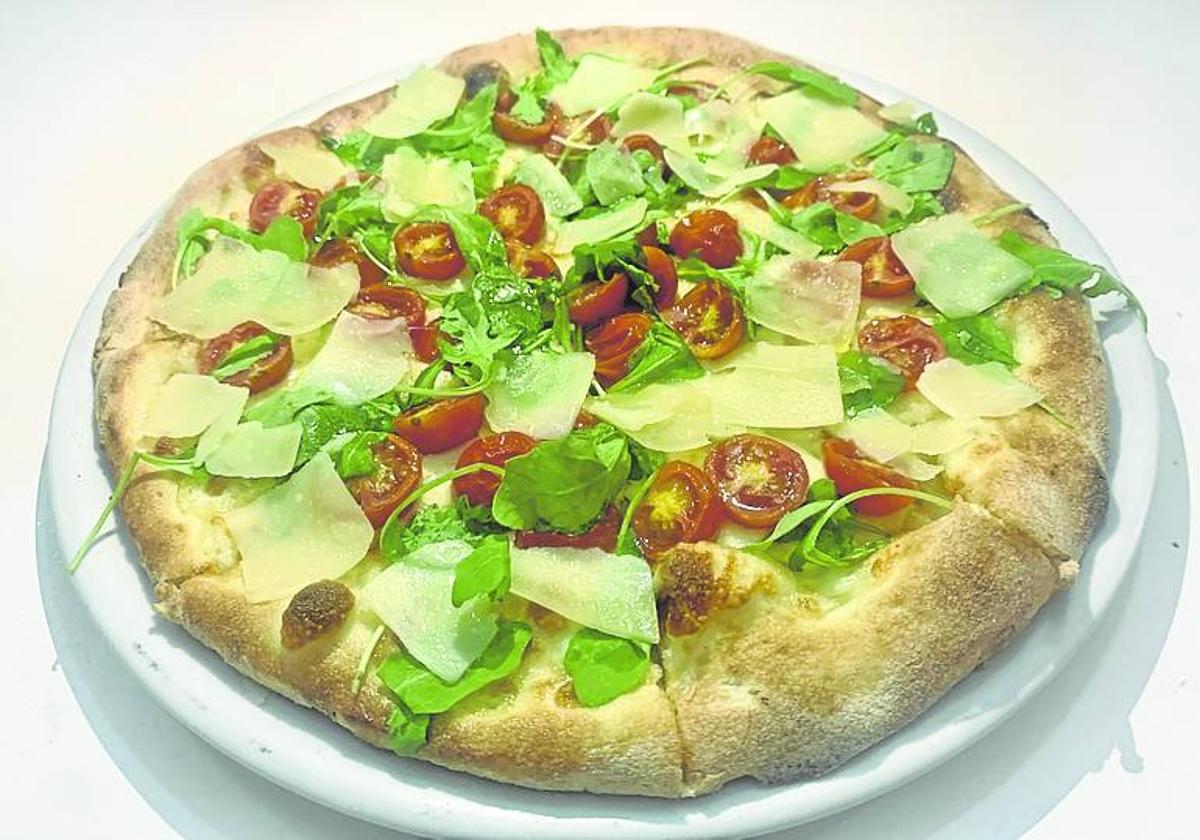 La pizza primavera es una de las especialidades de la casa.