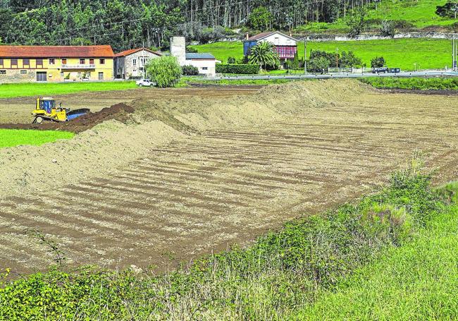 Una máquina trabajaba ya en el movimiento de tierras en la recta de Parbayón (Piélagos).