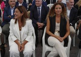 La jefa del Ejecutivo, en el centro. A su izquierda en la foto el alcalde Caramés y la presidenta del Parlamento, María José González Revuelta. Al lado contrario la delegada del Gobierno, Ainoa Quiñones, y el consejero Arasti.