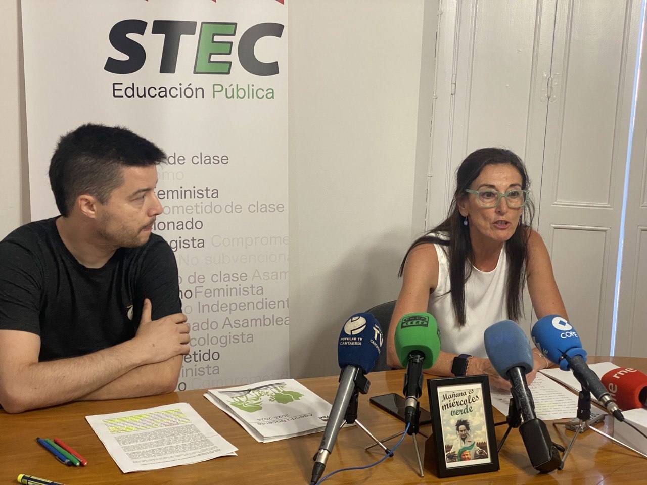 Imagen de la rueda de prensa ofrecida tras la reunión con el consejero de Educación.